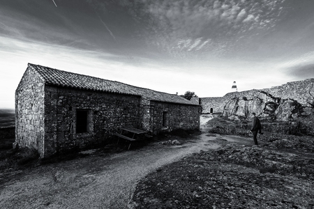 OS PRIMEIROS RAIOS DE SOL 